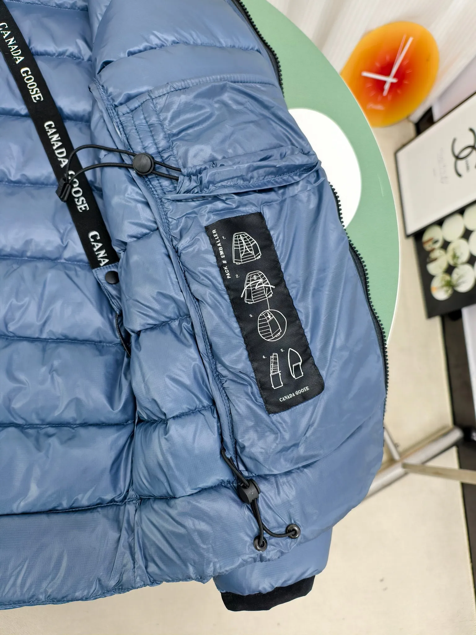 P860 ————2227MB model (high version) Canada goose Crofton hooded down jacket, this is a down jacket suitable for late autumn and early winter: on cold, rainy mornings, it can be used as a layer of warmth inside the rainproof jacket, and can be worn alone in the late autumn and early winter with a little bit of coolness. Filled with white duck down. The Crofton Hooded Jacket is a versatile, lightweight and versatile piece that even packs itself in for easy transport. The inner layer has removable elastic straps, making the jacket easy to carry on the shoulder and hands-free. 2 zippered hand pockets with fleece fabric on the knuckle side for softness and warmth. Color: black with black label, black with red label, ocean blue, superoxide blue, silver birch red label, silver birch black label Size: XS-2XL